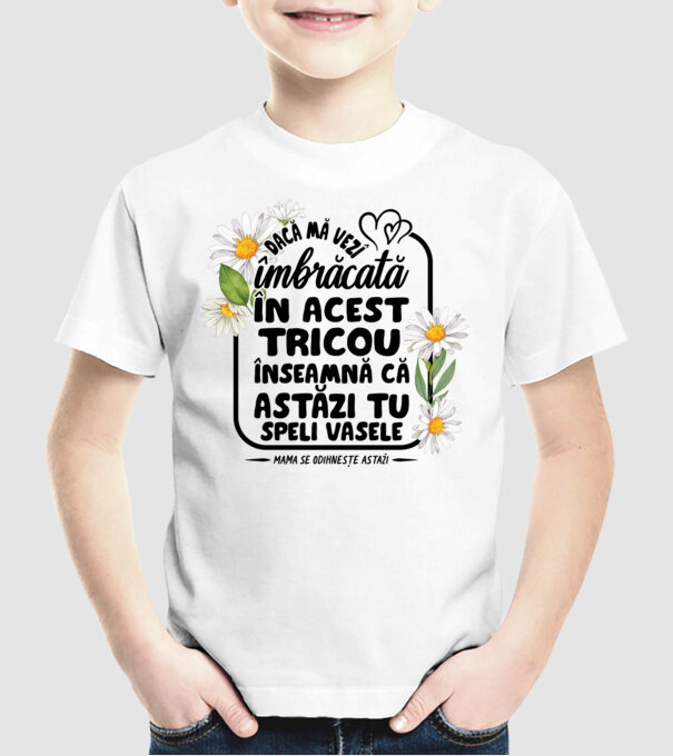 Dacă o vezi îmbrăcată în acest tricou, înseamnă că astăzi tu speli vasele. Mama se odihnește astăzi. model alb pe tricou