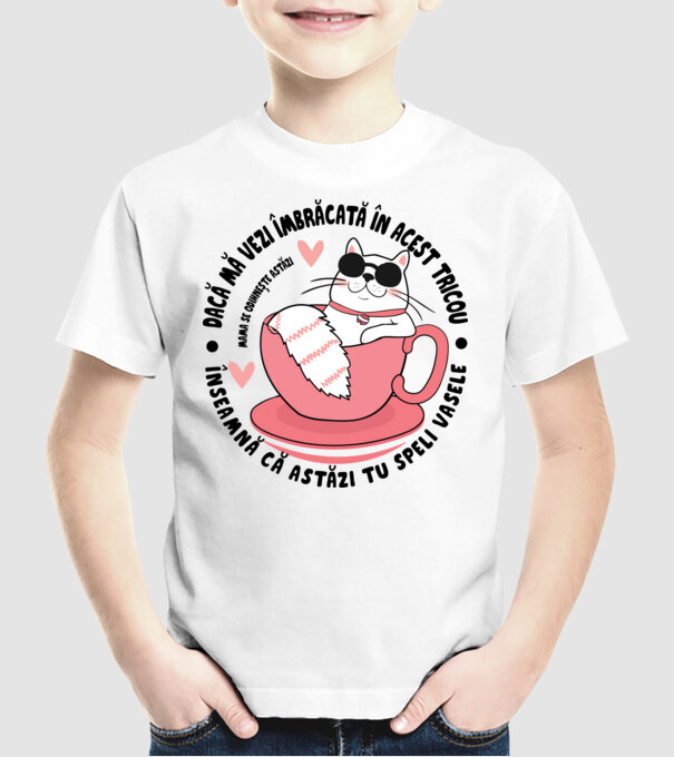 Dacă mă vezi îmbrăcată în acest tricou, înseamnă că astăzi tu speli vasele. Mama se odihnește astăzi. model alb pe tricou