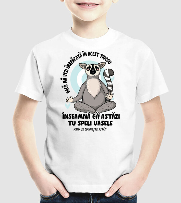 Dacă o vezi îmbrăcată în acest tricou, înseamnă că astăzi tu speli vasele. Mama se odihnește astăzi. model alb pe tricou
