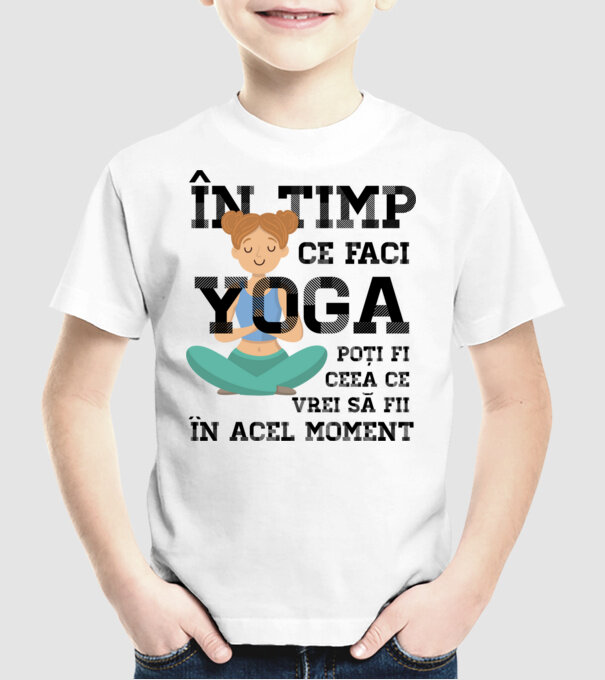 în timp ce faci yoga poți fi ceea ce vrei să fii - în acel moment model alb pe tricou