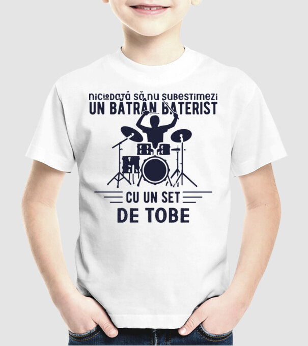 niciodată să nu subestimezi un bătrân baterist cu un set de tobe model alb pe tricou
