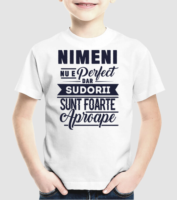 Nimeni nu e perfect, dar sudorii sunt foarte aproape model alb pe tricou