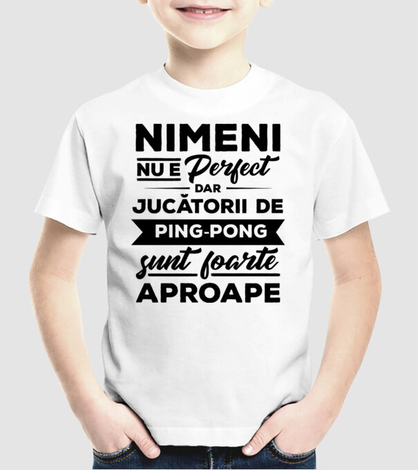 nimeni nu e perfect, dar jucătorii de ping-pong sunt foarte aproape model alb pe tricou