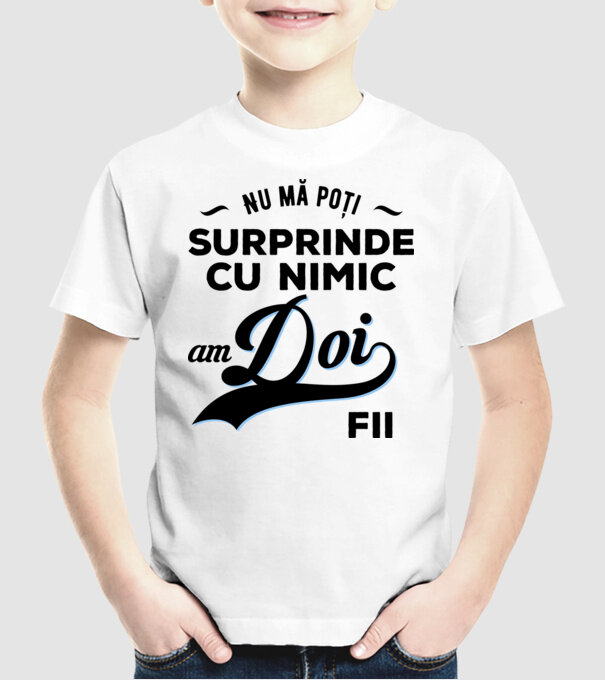 Nu mă poți surprinde cu nimic, am doi fii model alb pe tricou