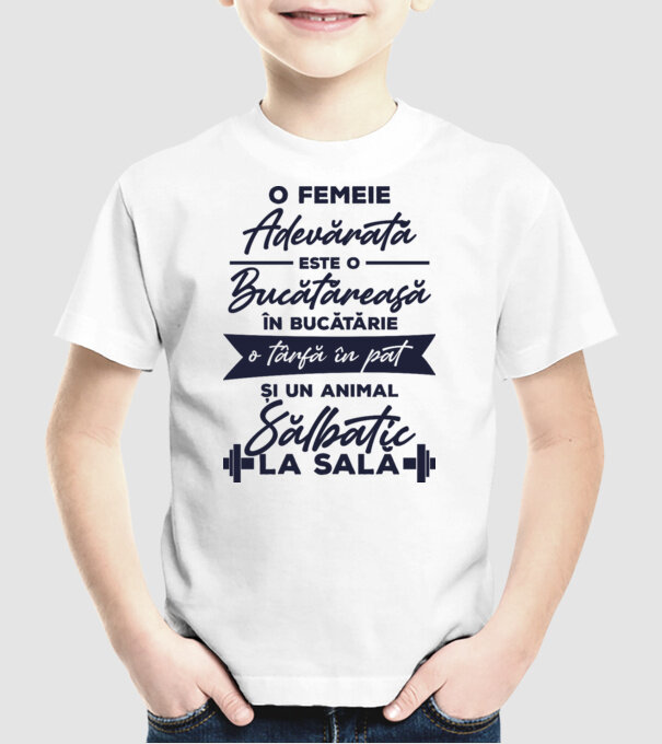 o femeie adevărată este o bucătăreasă în bucătărie, o târfă în pat și un animal sălbatic la sală model alb pe tricou