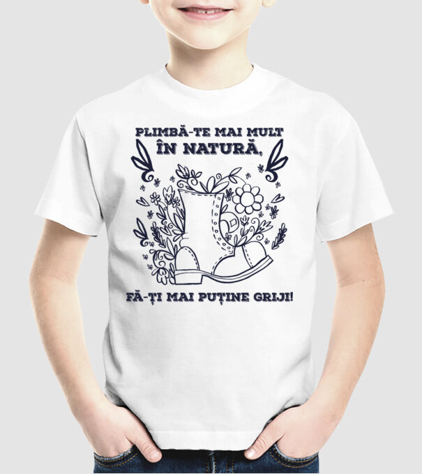 Plimbă-te mai mult în natură, fă-ți mai puține griji! model alb pe tricou