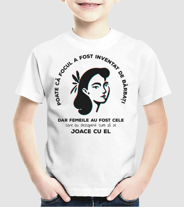 Poate că focul a fost inventat de bărbați, dar femeile au fost cele care au descoperit cum să se joace cu el. model alb pe tricou