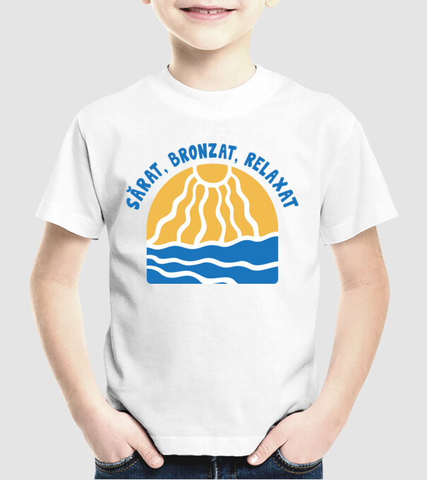 Sărat, bronzat, relaxat model alb pe tricou