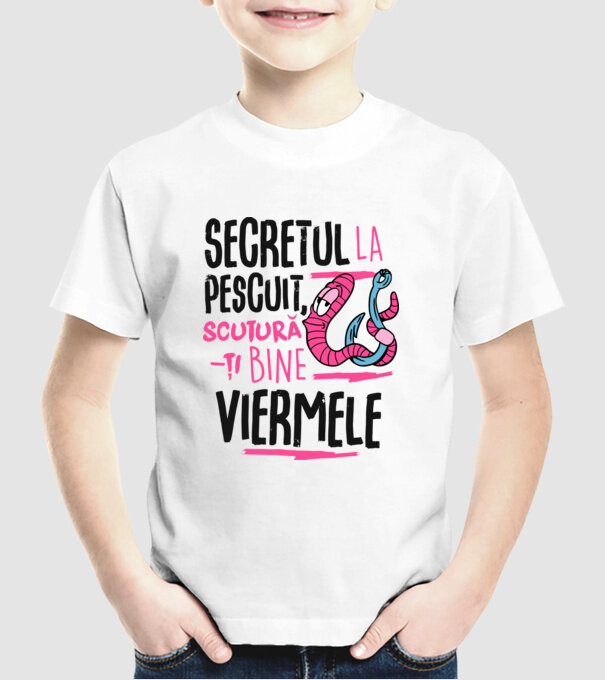 Secretul la pescuit scutură-ți bine viermele model alb pe tricou