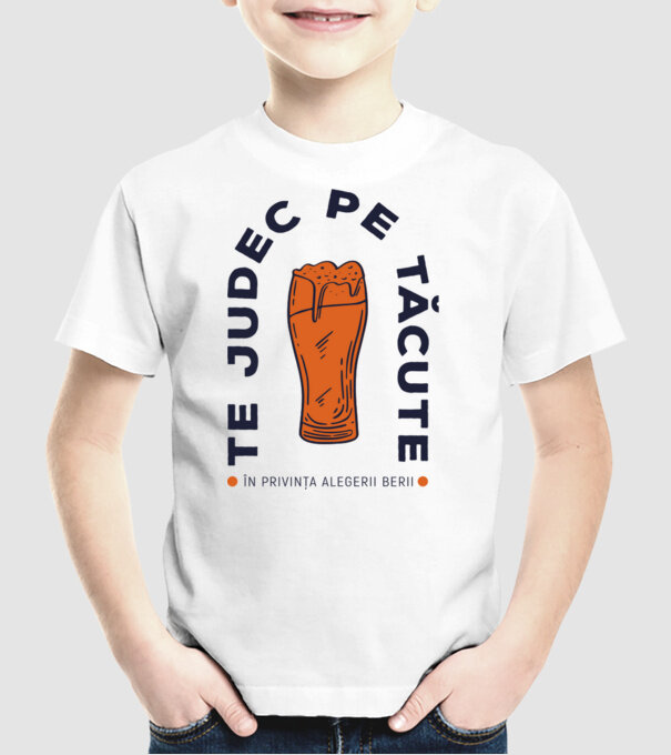 Te judec pe tăcute în privința alegerii berii. model alb pe tricou