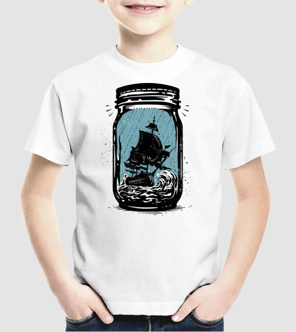 Trapped model alb pe tricou