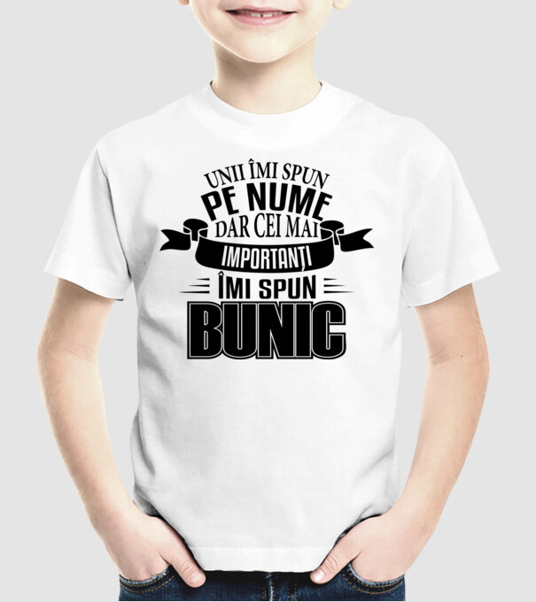 Unii îmi spun pe nume, dar cei mai importanți îmi spun bunic model alb pe tricou
