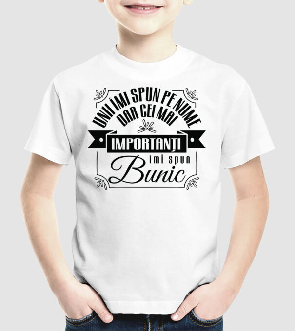 Unii îmi spun pe nume, dar cei mai importanți îmi spun bunic model alb pe tricou