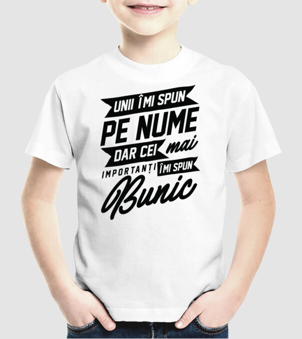 Unii îmi spun pe nume, dar cei mai importanți îmi spun bunic model alb pe tricou