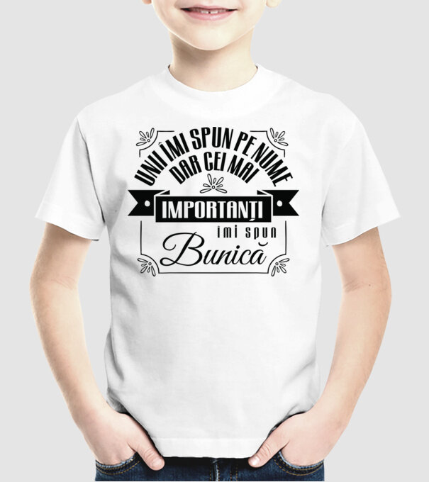 Unii îmi spun pe nume, dar cei mai importanți îmi spun bunică model alb pe tricou