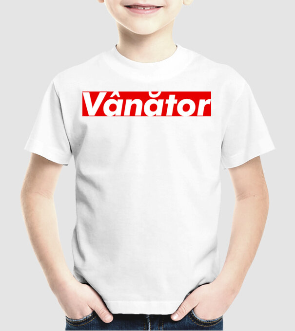 vânător model alb pe tricou