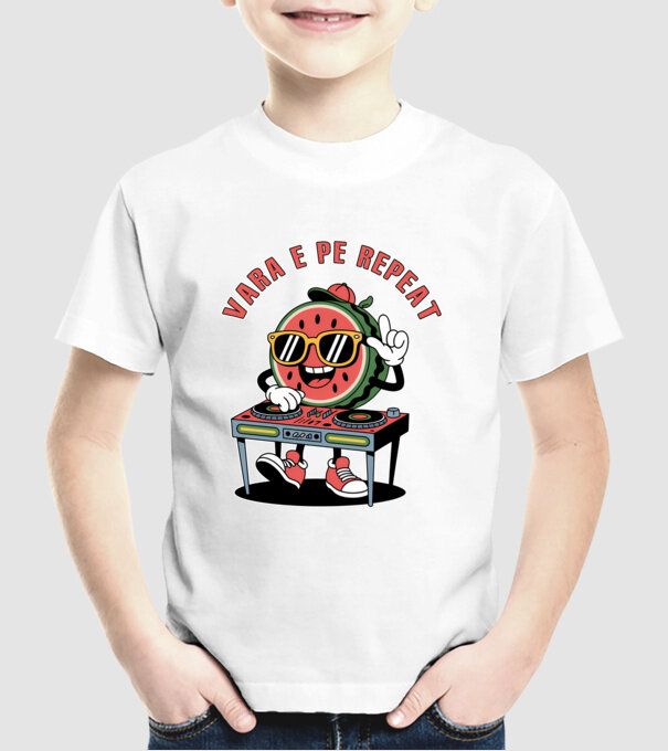 Vara e pe repeat model alb pe tricou