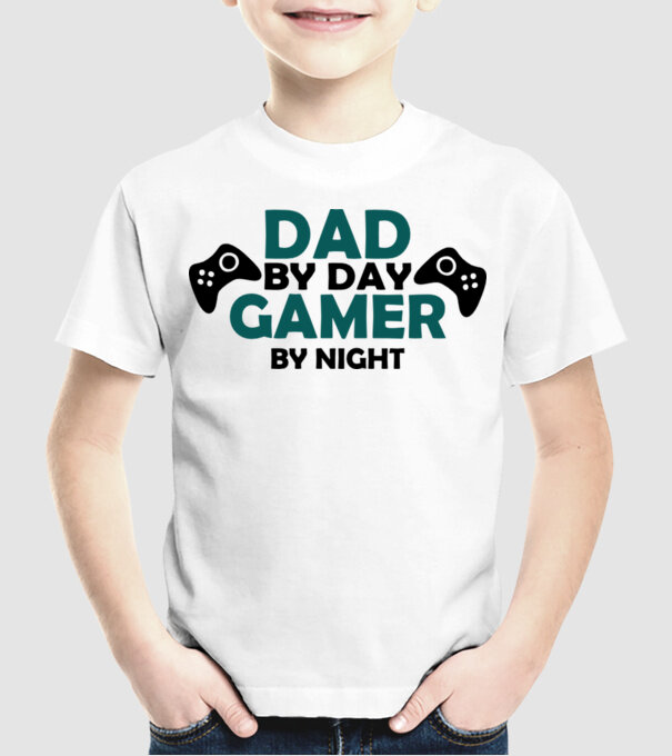 Dad by day gamer by night model alb pe tricou