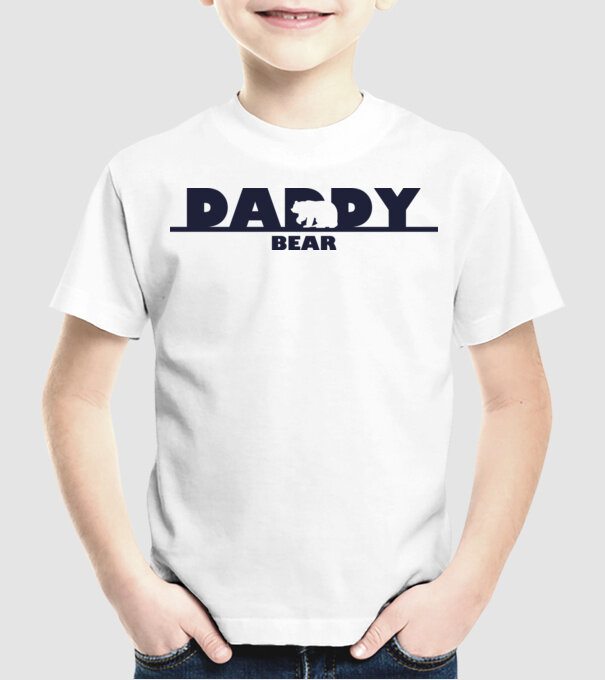 model alb pe tricou