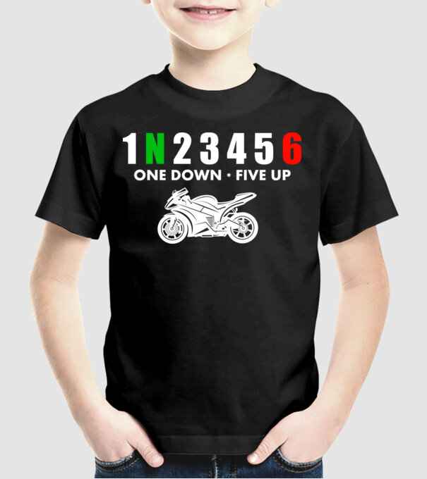 1N23456 model negru pe tricou