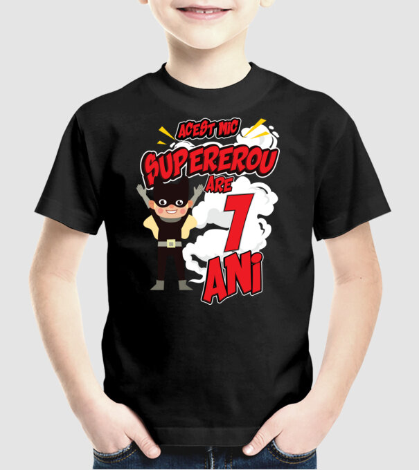 Acest mic supererou are 1 an model negru pe tricou