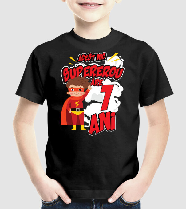 Acest mic supererou are 1 an model negru pe tricou
