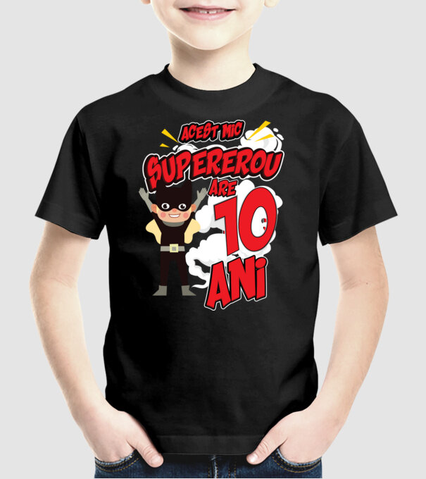 Acest mic supererou are 10 ani model negru pe tricou