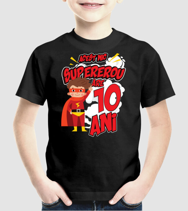 Acest mic supererou are 10 ani model negru pe tricou