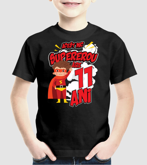 Acest mic supererou are 11 ani model negru pe tricou