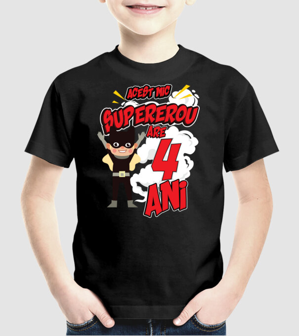 Acest mic supererou are 4 ani model negru pe tricou