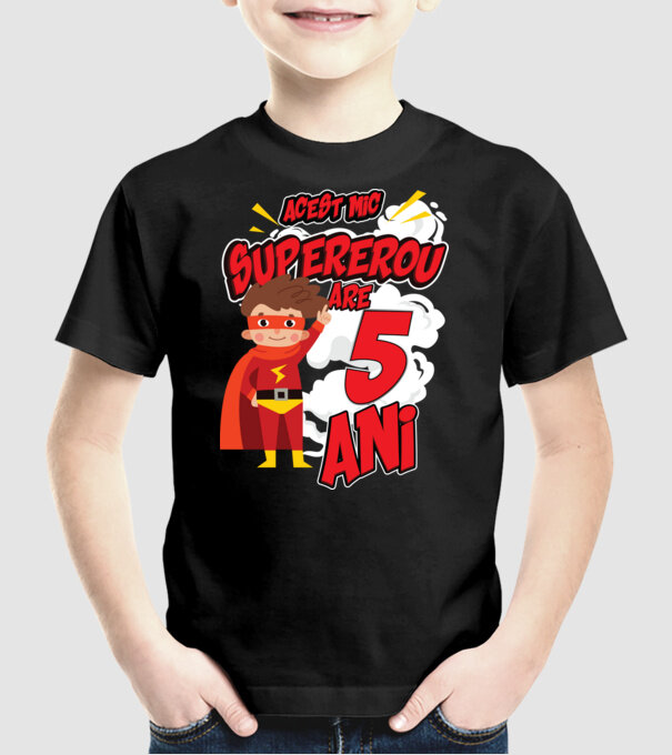 Acest mic supererou are 5 ani model negru pe tricou