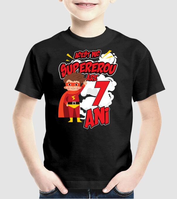 Acest mic supererou are 7 ani model negru pe tricou