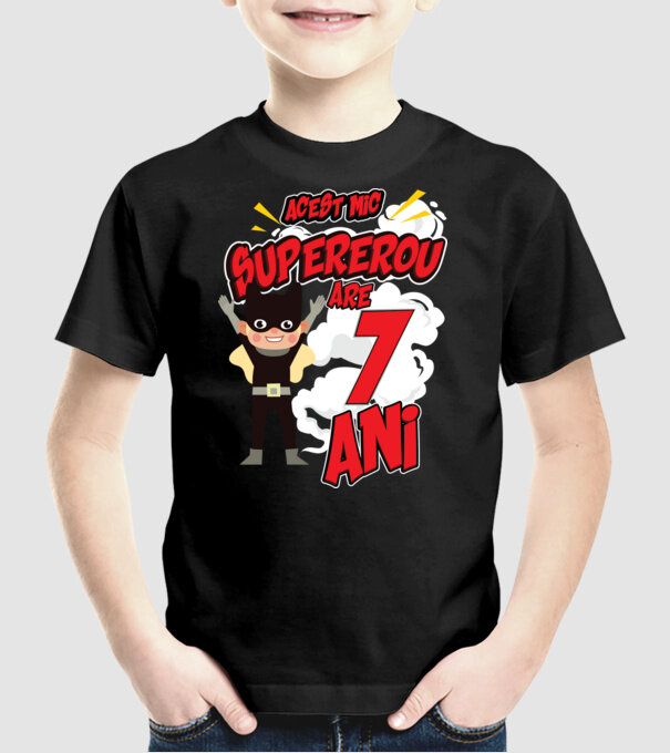 Acest mic supererou are 7 ani model negru pe tricou