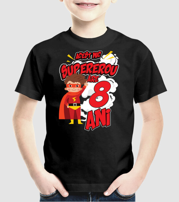 Acest mic supererou are 8 ani model negru pe tricou