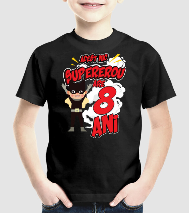 Acest mic supererou are 8 ani model negru pe tricou