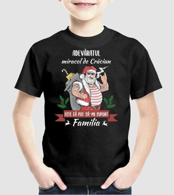 adevăratul miracol de Crăciun este că pot să-mi suport familia model negru pe tricou