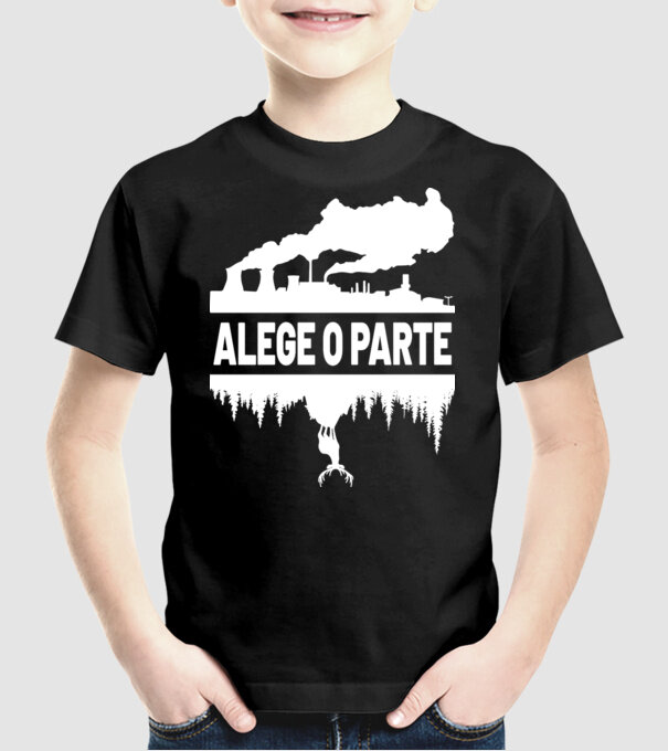 Alege o parte model negru pe tricou