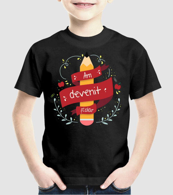 Am devenit școlar model negru pe tricou