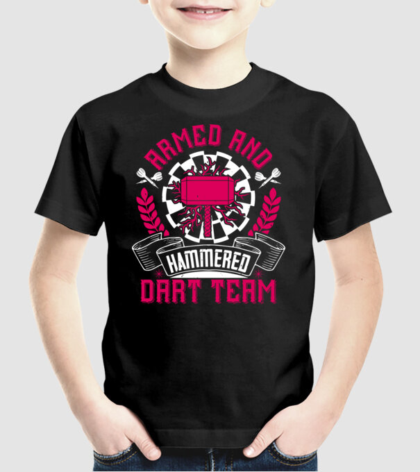 Armed and Hammered dart team model negru pe tricou