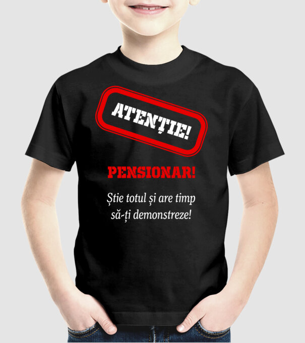 Atenție! Pensionar! Știe totul și are timp să-ți demonstreze! model negru pe tricou