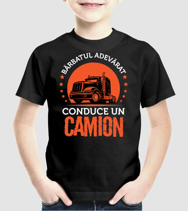 Bărbatul adevărat conduce un camion model negru pe tricou