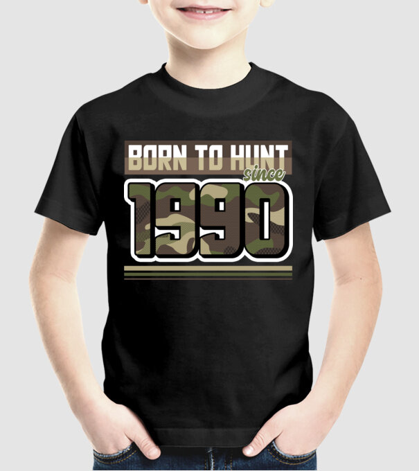 Born to hunt since 1990 model negru pe tricou