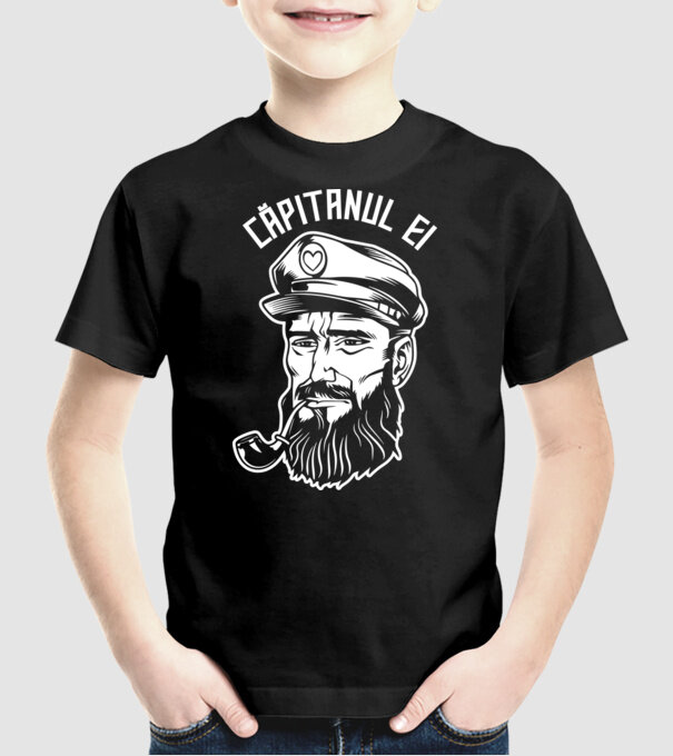 Căpitanul ei model negru pe tricou
