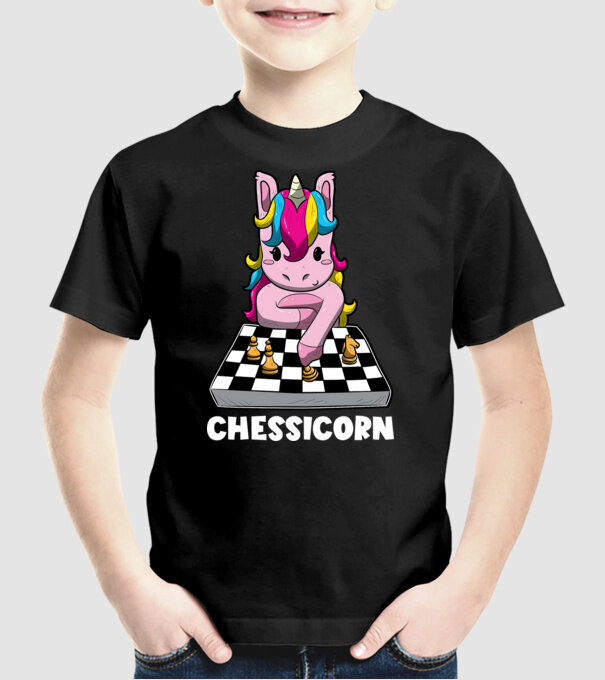 Chessicorn model negru pe tricou