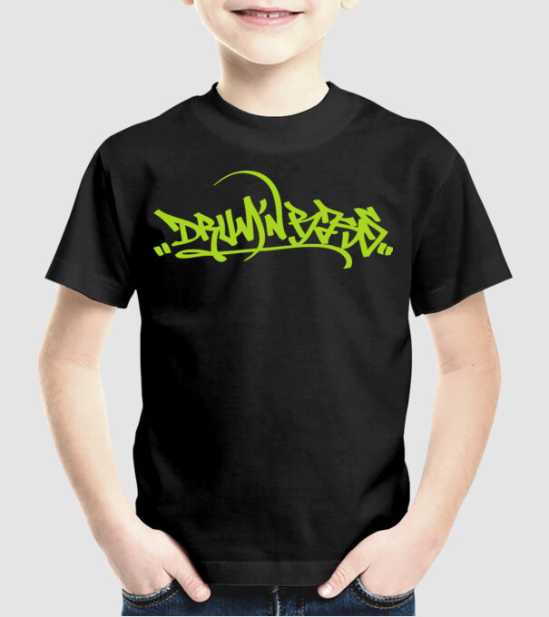 drum and bass model negru pe tricou