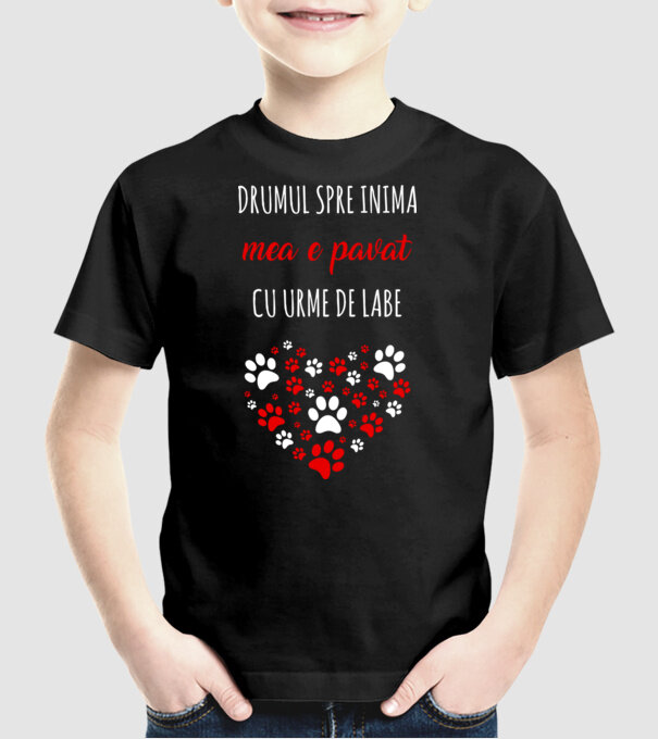 Drumul spre inima mea e pavat cu urme de labe model negru pe tricou