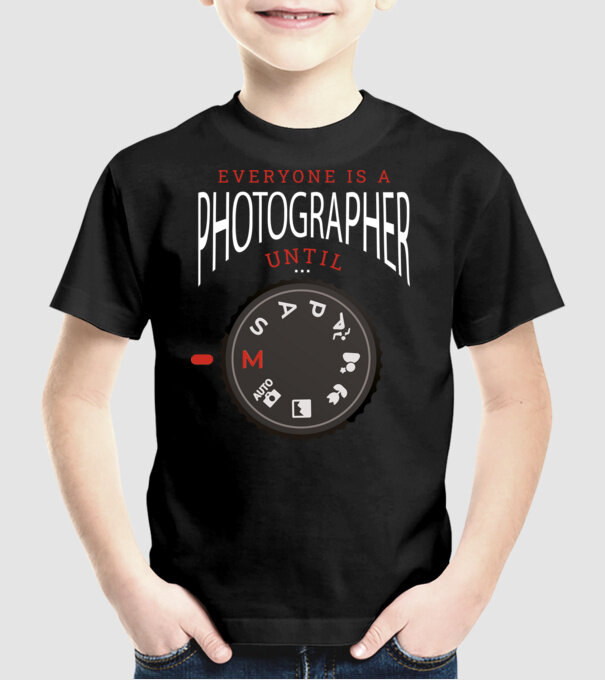 Everyone is a photographer until model negru pe tricou