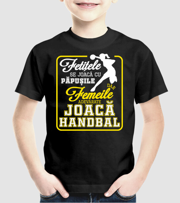 fetițele se joacă cu păpușile, dar femeile adevărate joacă handbal model negru pe tricou