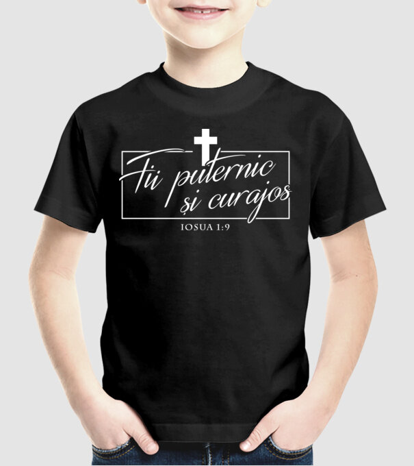Fii puternic și curajos. Iosua 1:9 model negru pe tricou