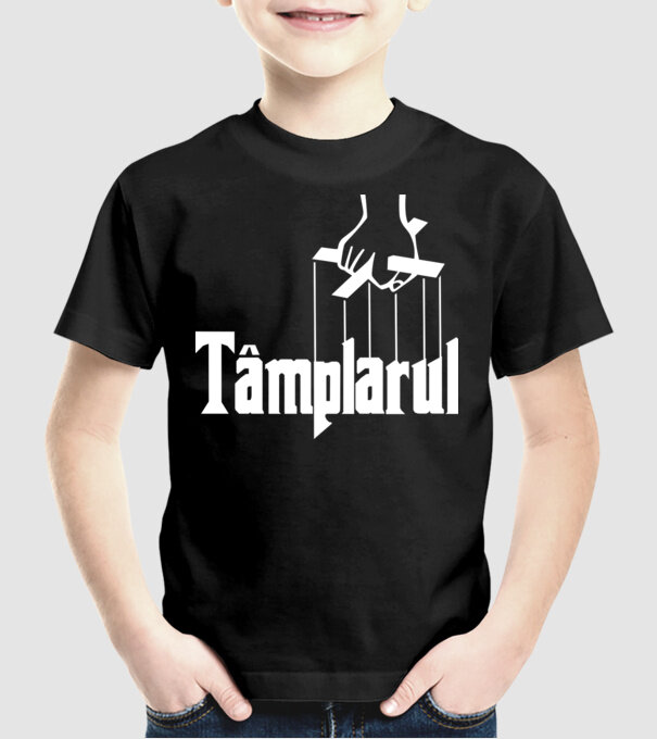 Tâmplarul model negru pe tricou
